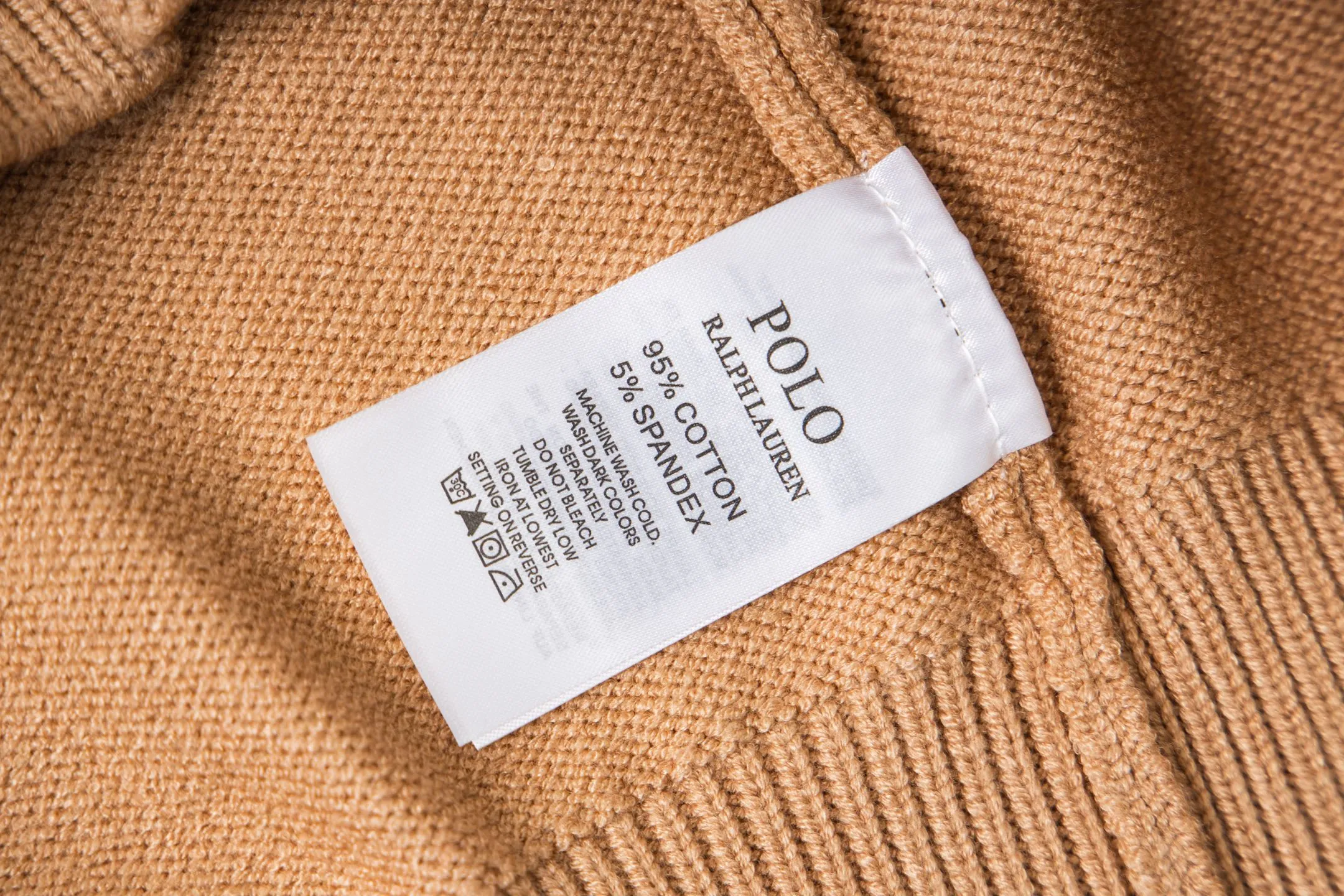 P230 Style number: Y258 Ralph Lauren POLO twist button open-chest sweater is a limited edition every year. There won’t be many styles in the store! Ralph Lauren men's half-button sweater. The shape is really nice. It can be worn alone or as a coat. It can be worn outside the inner layer. It is versatile and looks good. Tag, hanging grain, washable, packaging bag, full set of accessories. The appearance is quite high. The workmanship is super exquisite. Color: navy, gray, apricot, navy. Size: S M L XL